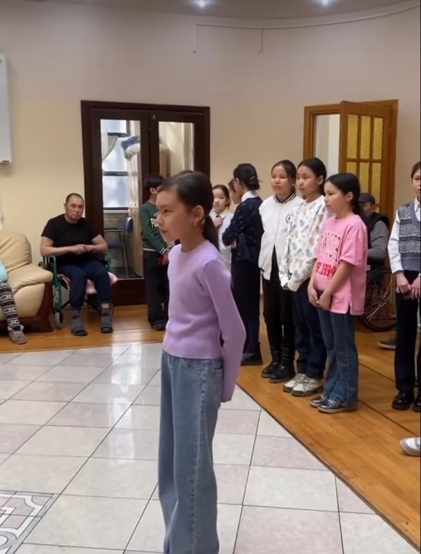 5 сынып оқушылары «Мейірім» Қарттар үйіне барып “Қарттарға қамқорлық” акциясы аясында ата-әжелерге алғыстарын білдіріп қайтты.