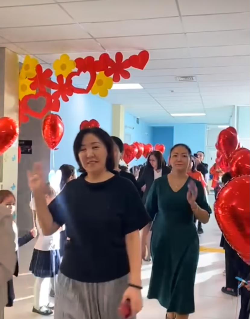 Мектебіміздің бастауыш сынып оқушылары ұстаздар мен ата-аналарға алғыс айту күнімен құттықтады.