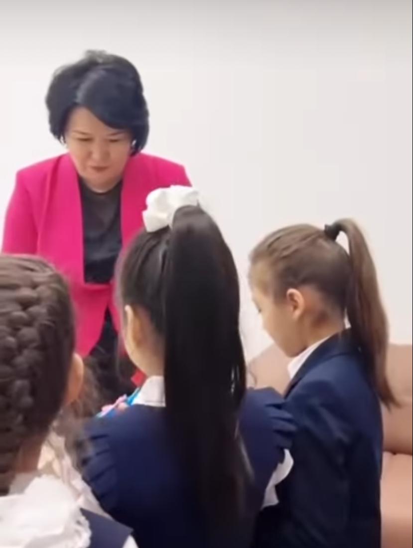 8 наурыз Халықаралық әйелдер күні мейрамымен 1-сынып оқушылары өз қолдарымен жасаған гүл шоқтарын мектебіміздің барлық әйелдер қауымын құттықтады.