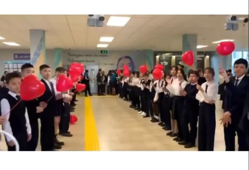 6-сынып оқушылары ұстаздар мен ата-аналарды алғыс айту күнімен құттықтады.