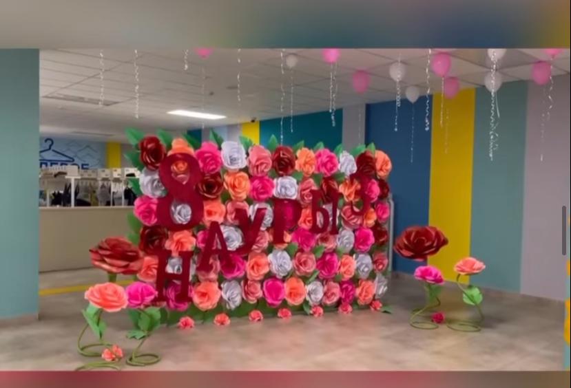 8 наурыз Халықаралық әйелдер күні мейрамымен 10-сынып оқушылары  мектебіміздің барлық әйелдер қауымын құттықтады.