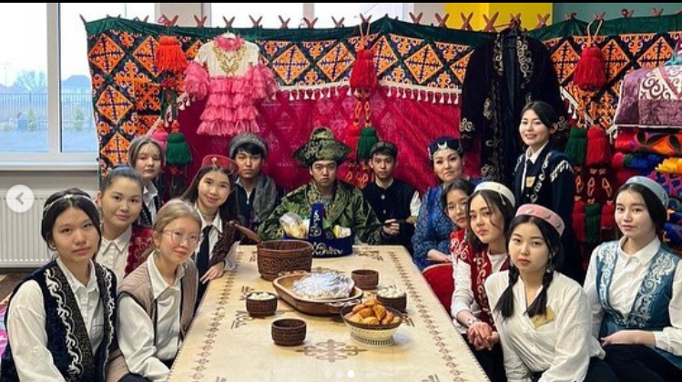 “Адал ұрпақ, өзін -өзі басқару” ұйымының ұйымдастыруымен ұстаздар қауымы мен білім алушыларды қазақтың ұлттық тағамдарымен қарсы алды.