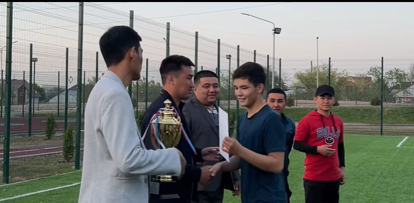 8-10 сынып ұлдары арасында “Футболдан” мектепішілік жарыс өтті.