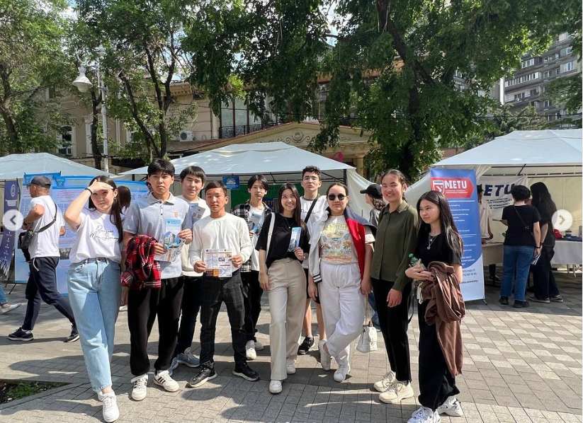 9-сынып оқушылары түрлі бағыттар бойынша университеттер мен колледждердің керемет көрмелерін тамалашалады.