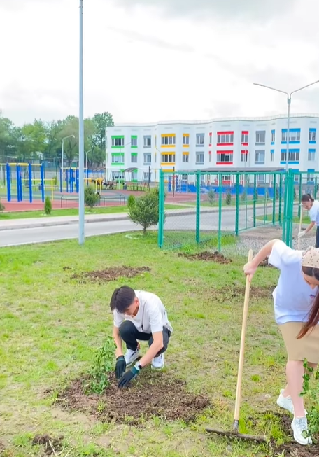 МАБ колледжінің ұйымдастыруымен “9 ай-9 іс-шара” шеңберінде “Жасыл мекен” челленджіне қатысу мақсатында мектебімізде көшет отырғызды.